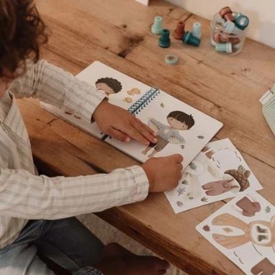 Little Dutch Stickerbuch Dress Me Up Anzieh- und Stickerbuch im Babyladen Erlangen